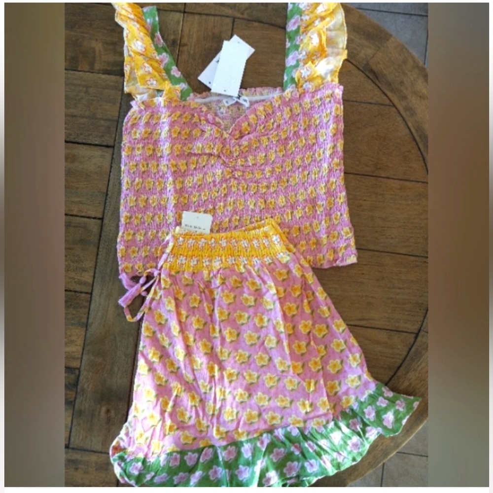 NWT. $80R Relaxx 2-Piece Floral Smocked Top with Flare-Skirty Shorts.  1X